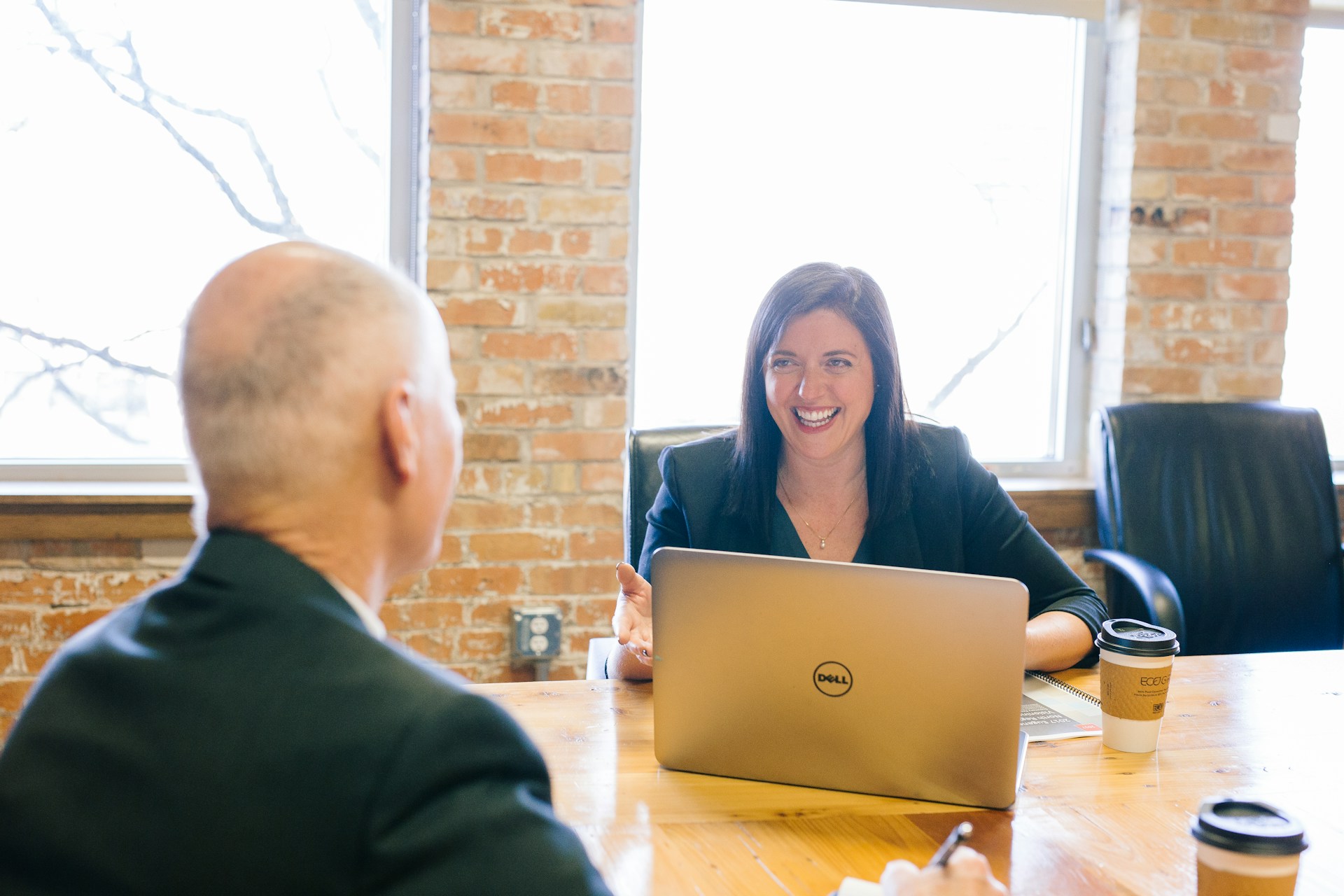 Une femme manager fait un entretien avec un collaborateur, dans la bonne humeur.